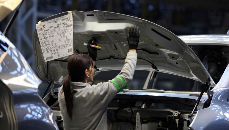 Una trabajadora de Renault en la cadena de montaje del Captur