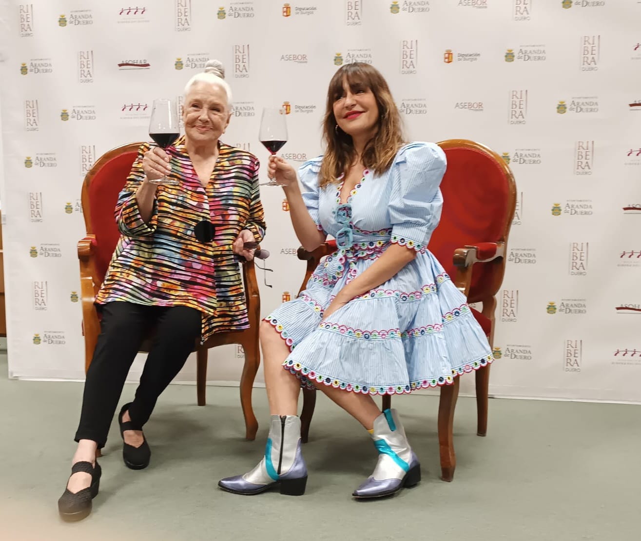 Lola Herrera, ribereña de honor, y Candela Peña, embajadora de la Ribera del Duero 2023 en la  VI Gran Fiesta de la Vendimia