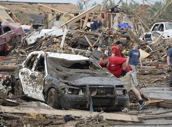 Un coche de policía, destrozado después del paso del tornado en Moore