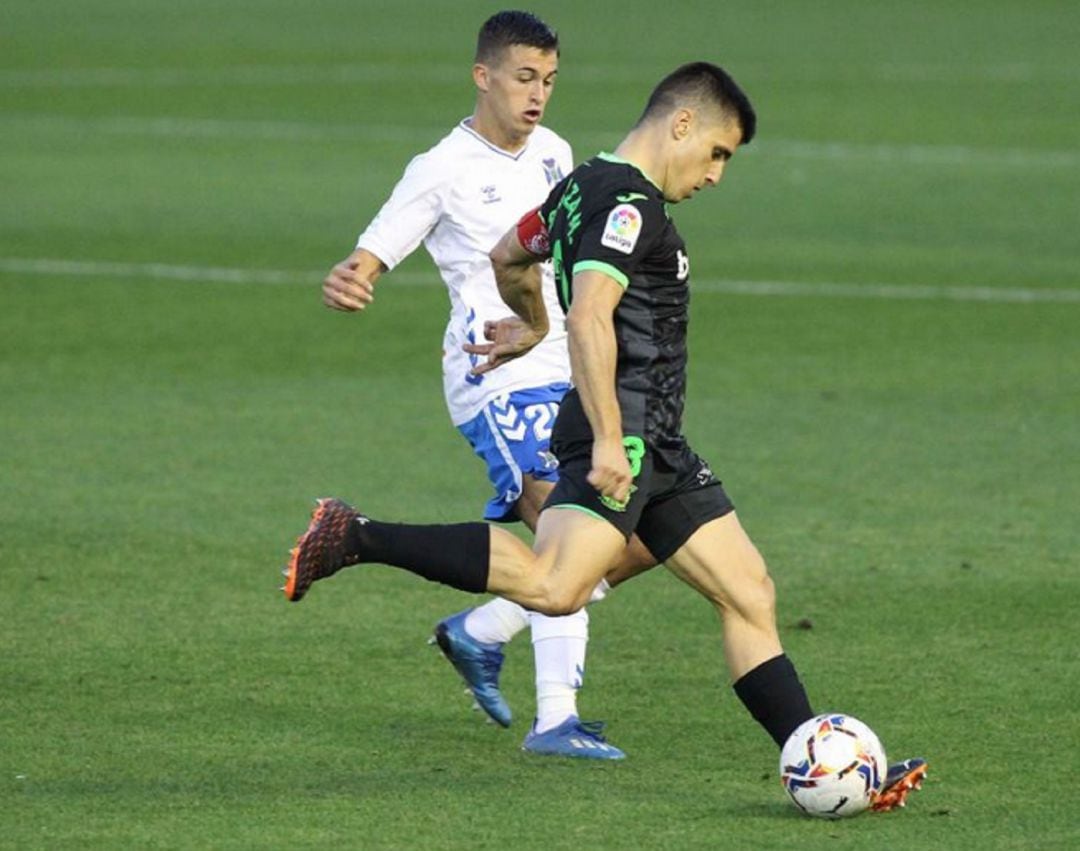 Jorge Padilla, ante Bustinza en un lance del partido.