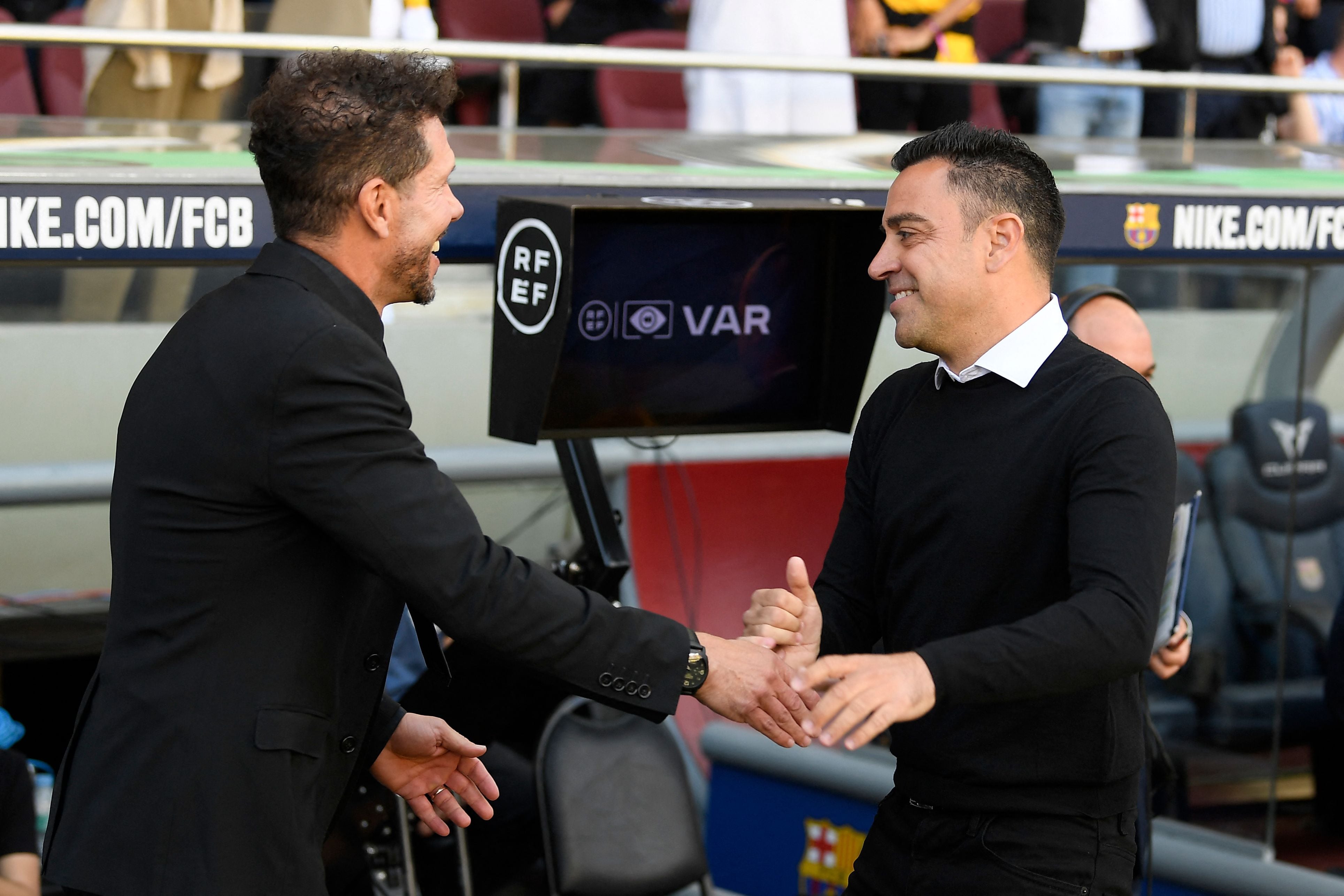 Xavi y Simeone se saludan antes de un partido liguero entre FC Barcelona y Atlético de Madrid en el Camp Nou. (Photo by Josep LAGO / AFP) (Photo by JOSEP LAGO/AFP via Getty Images)