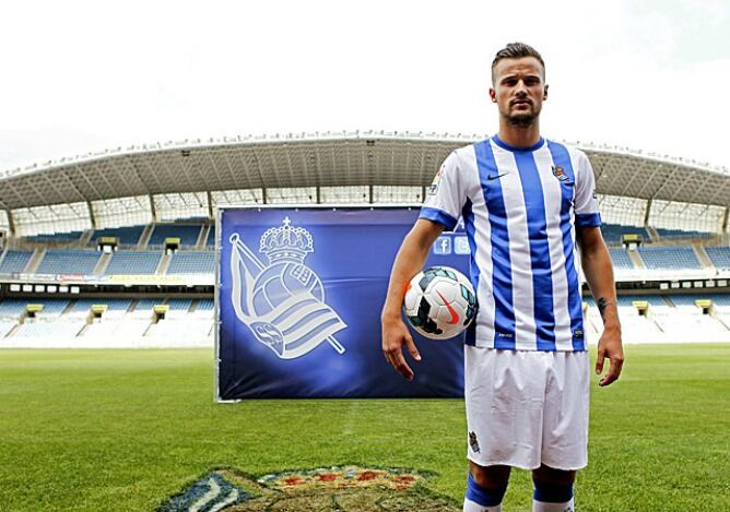 Haris Seferovic posa para los medios el día de su presentación como jugador de la Real en Anoeta.