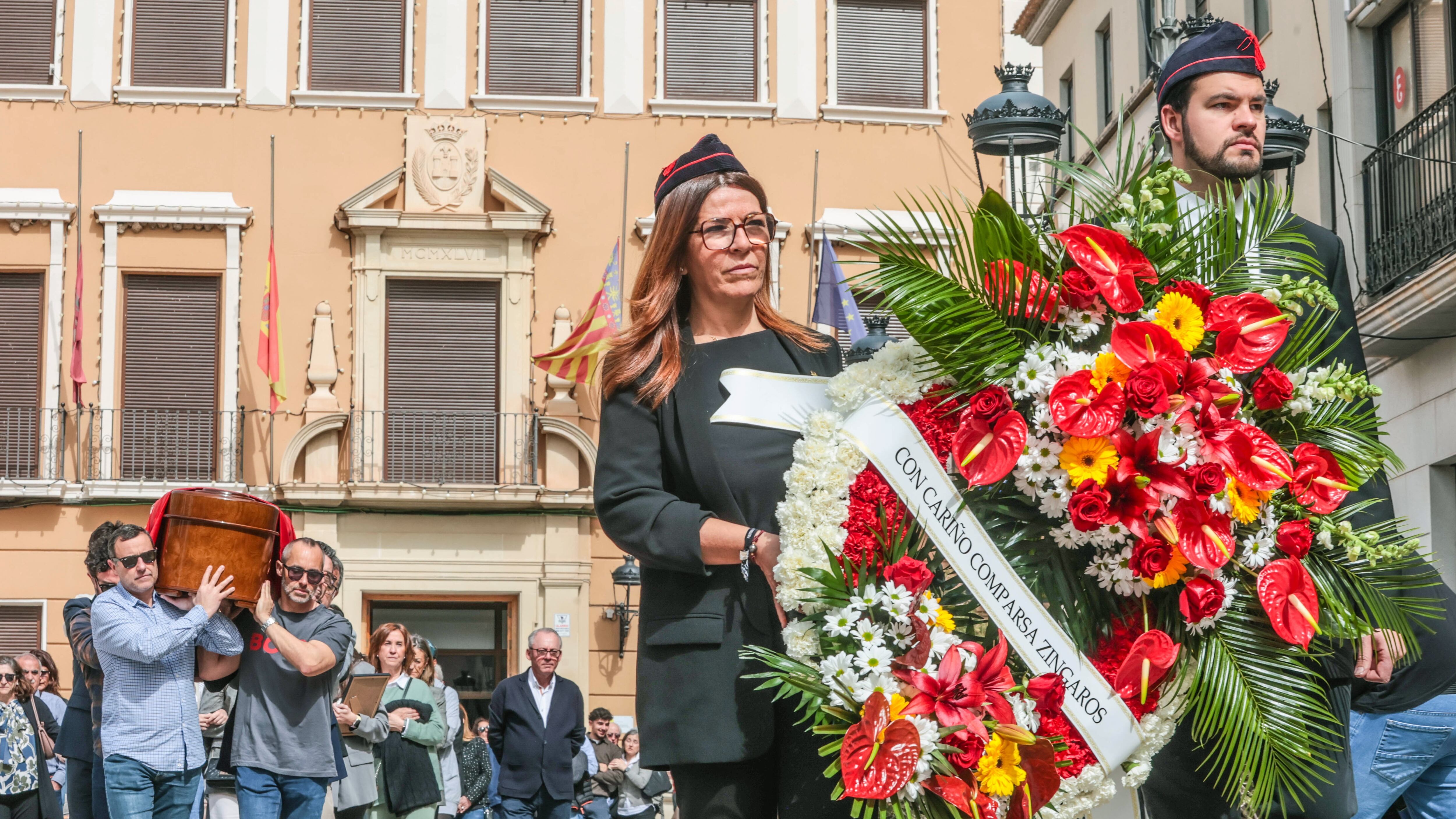 Traslado del cuerpo de Camilo Valor de la capilla ardiente a la Iglesia de Santa Ana; a la cabeza, la corona de la Comparsa de Zíngaros