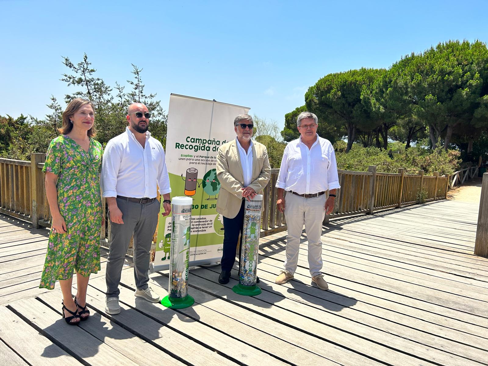 La directora de Radio Cádiz, Lourdes Acosta, el alcalde de El Puerto, Germán Beardo, El presidente de la Fundación Ecopilas, José Pérez y el director del Parque de Los Toruños, Manuel Campuzano, durante el acto.