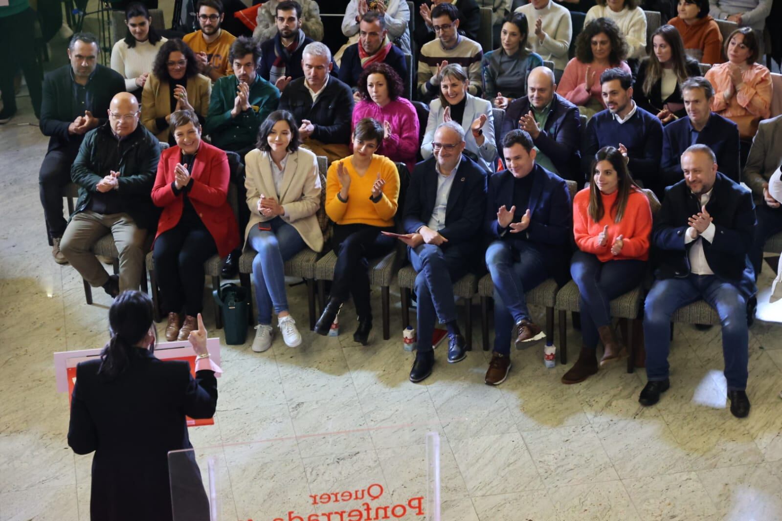 La ministra portavoz,  Isabel Rodríguez junto al candidato del PSOE, Olegario Ramón en un momento del acto público