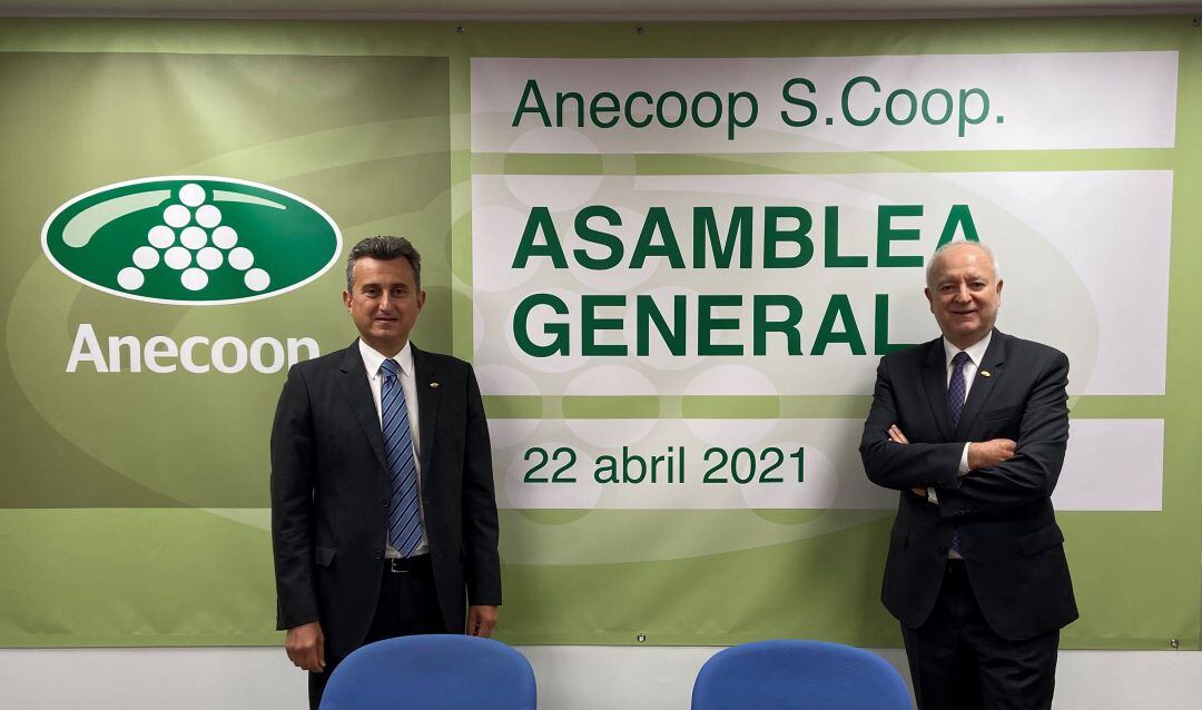 Joan Mir (derecha) y Alejandro Monzón (izquierda) Director General y presidente de Anecoop