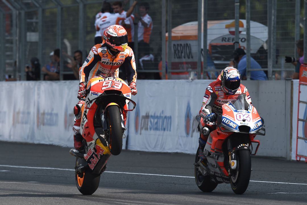 Marc Márquez celebra la victoria en Tailandia tras ganarle el duelo a Andrea Dovizioso