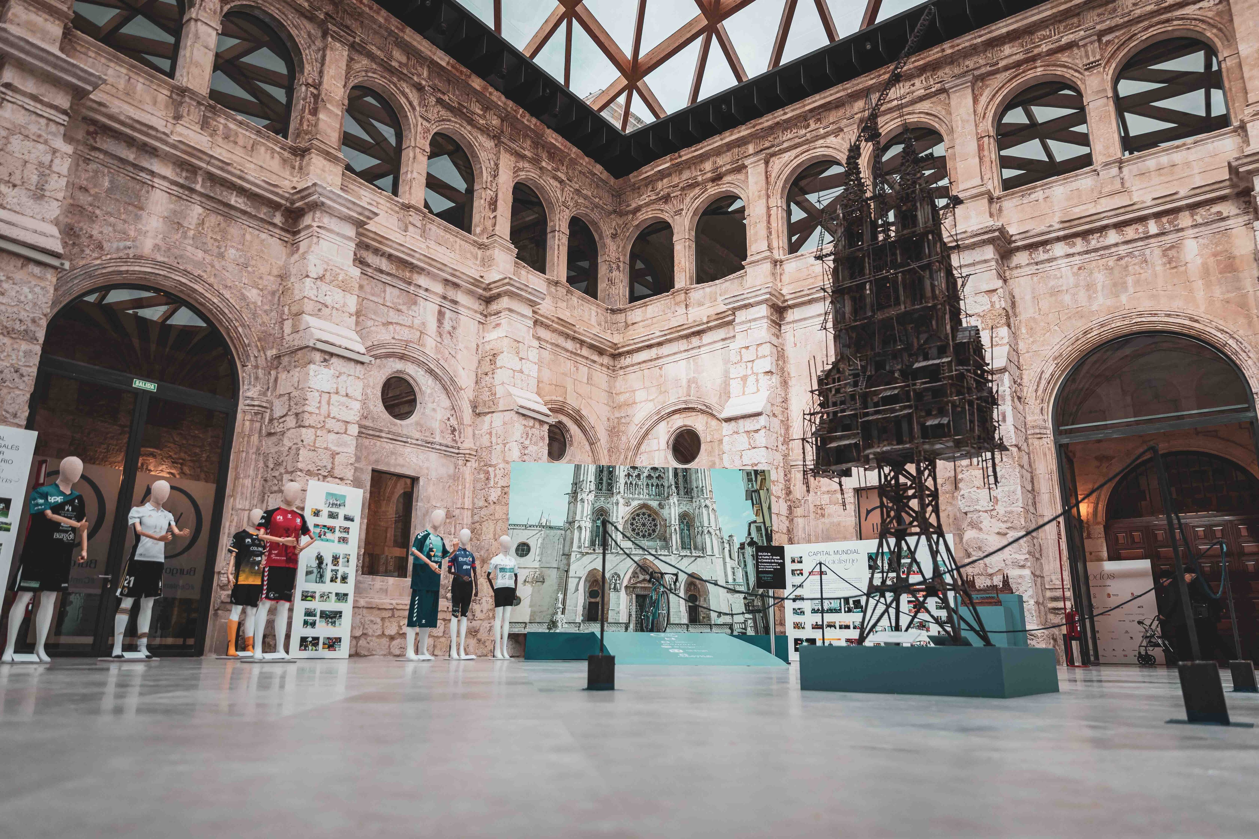 El claustro del Monasterio de San Juan ha sido el núcleo central de la exposición sobre el VIII Centenario de la Catedral