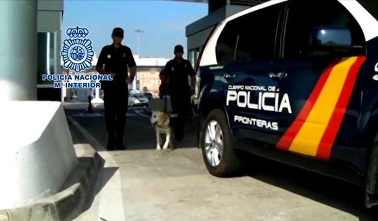 Los agentes interceptaron los coches en el puesto fronterizo del puerto de Algeciras