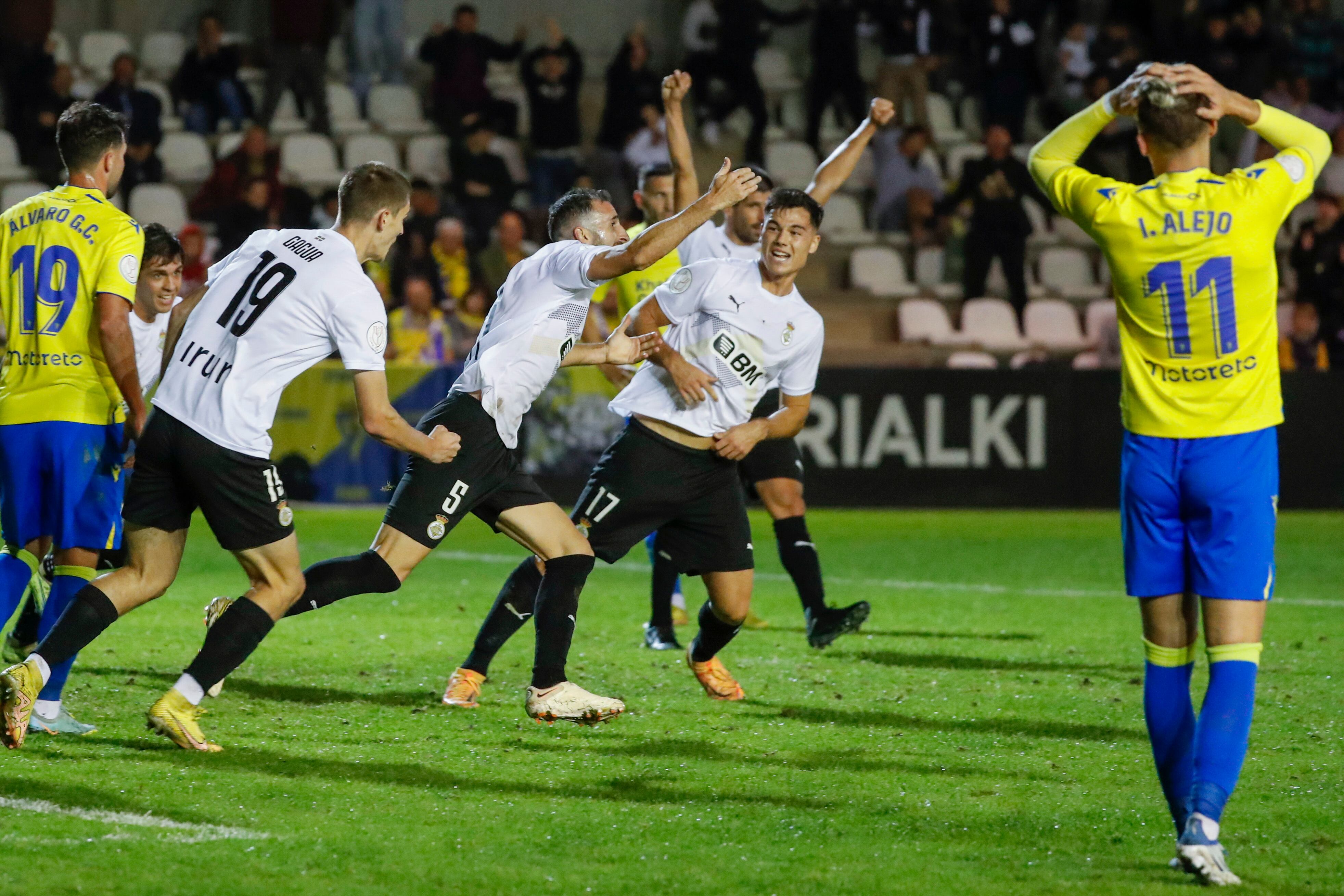 IRÚN (GIPUZCOA), 13/11/2022.- Los jugadores del Real Unión celebran el segundo gol del equipo irundarra durante el encuentro correspondiente a la primera eliminatoria de la Copa del Rey que disputan hoy domingo frente al Cádiz en el Stadium Gal de Irún. EFE / Juan Herrero.
