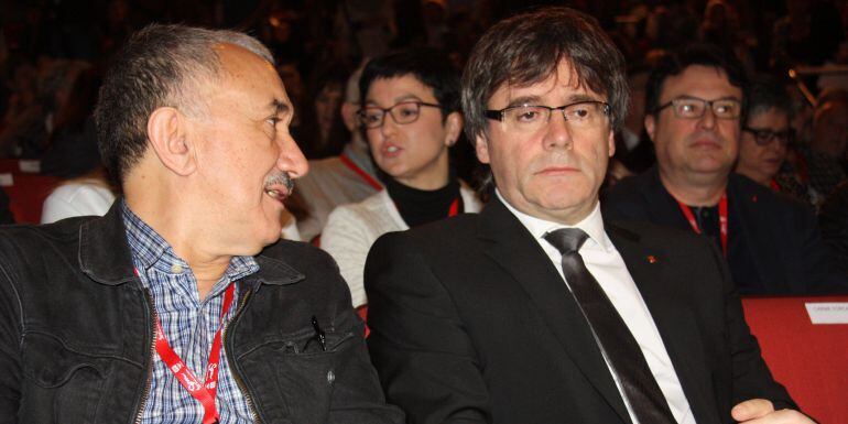 El president de la Generalitat, Carles Puigdemont, amb el secretari general de la UGT, Josep Maria Àlvarez