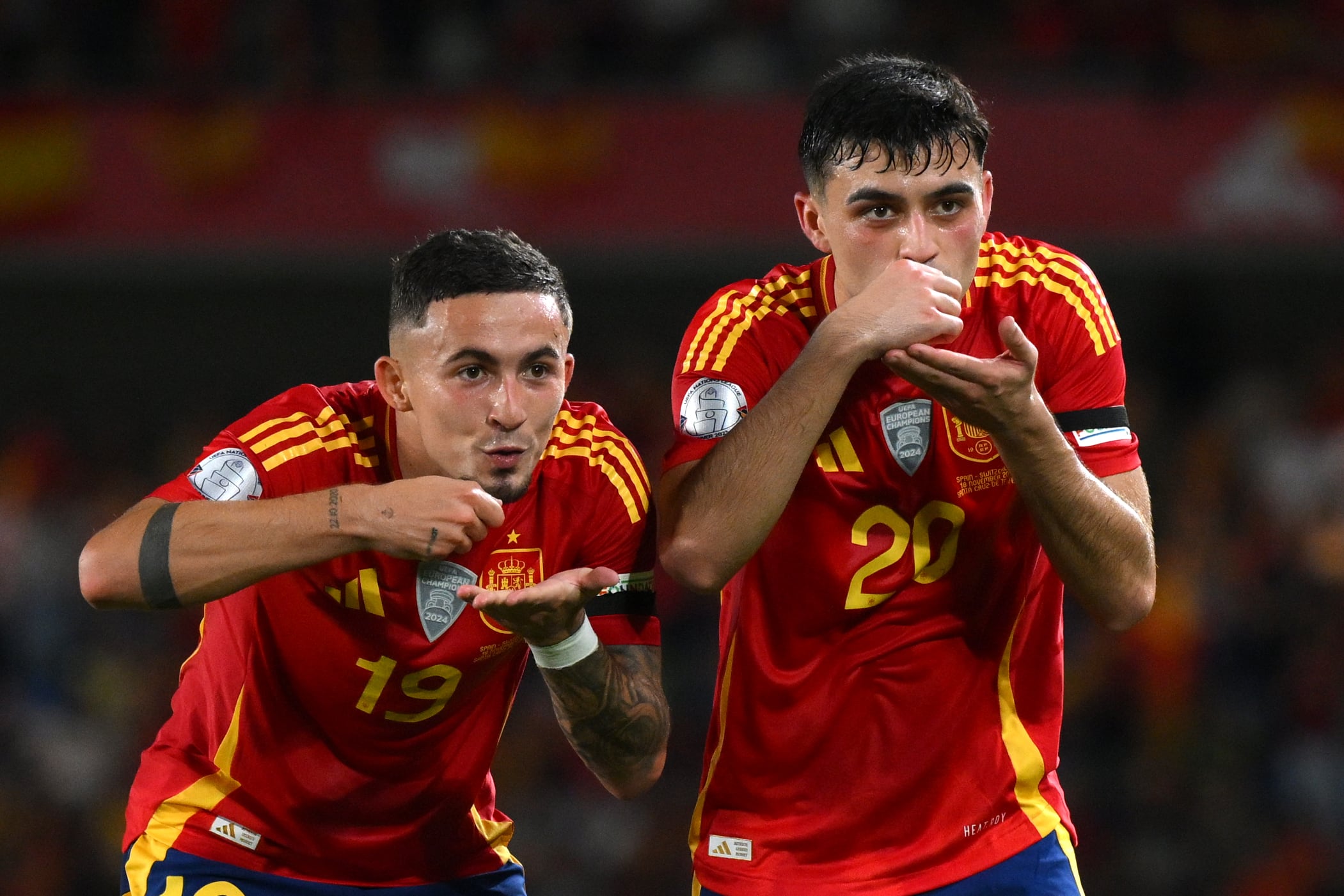 Yeremy Pino y Pedri celebran el gol