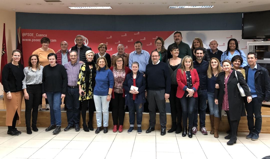 Mohorte (en el centro, con chaqueta azul) junto a miembros de la Agrupación Local del PSOE