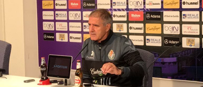 Paco Herrera en la previa ante el Tenerife en Copa del Rey