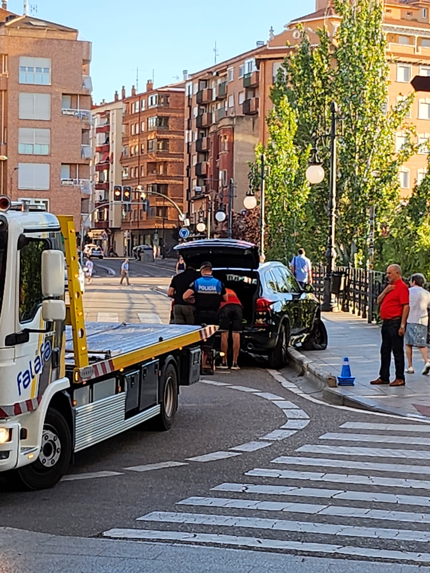 El vehículo hizo casi una recta de la curva