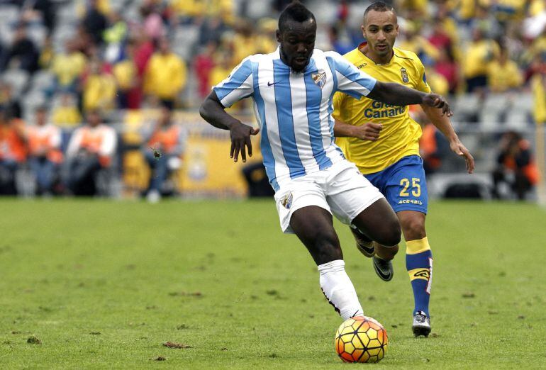 Boka conduce el balón en el estadio Gran Canaria