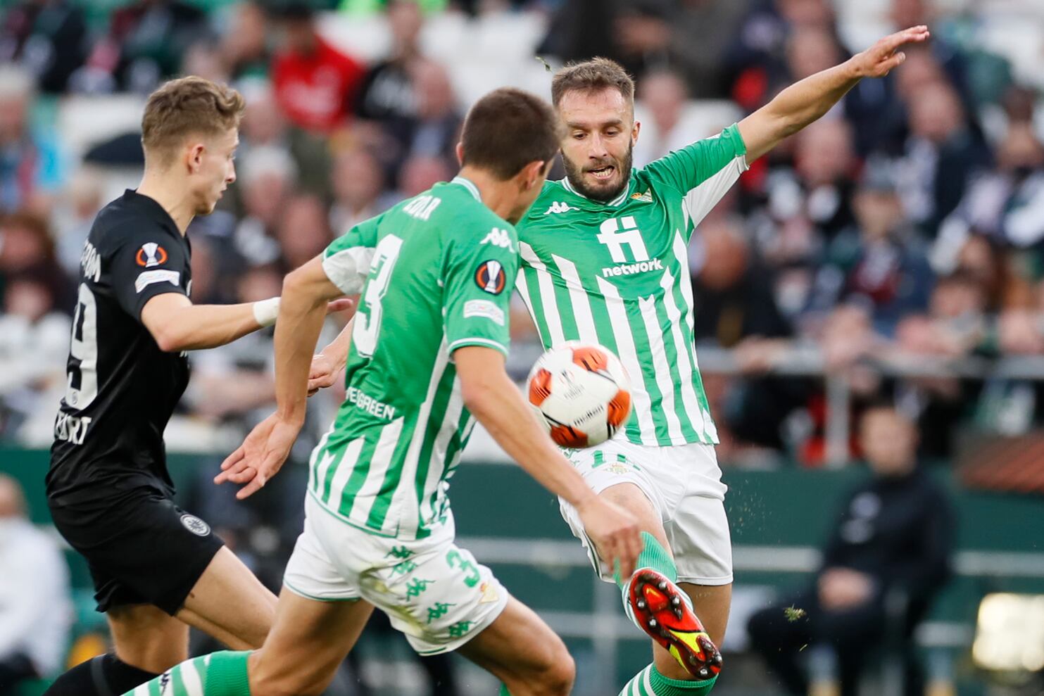 SEVILLA 09/03/2022.- Edgar González trata de controlar un balón, junto a su compañero de zaga, Germán Pezzella, durante el último partido europeo disputado en el estadio Benito Villamarín. EFE/Jose Manuel Vidal.