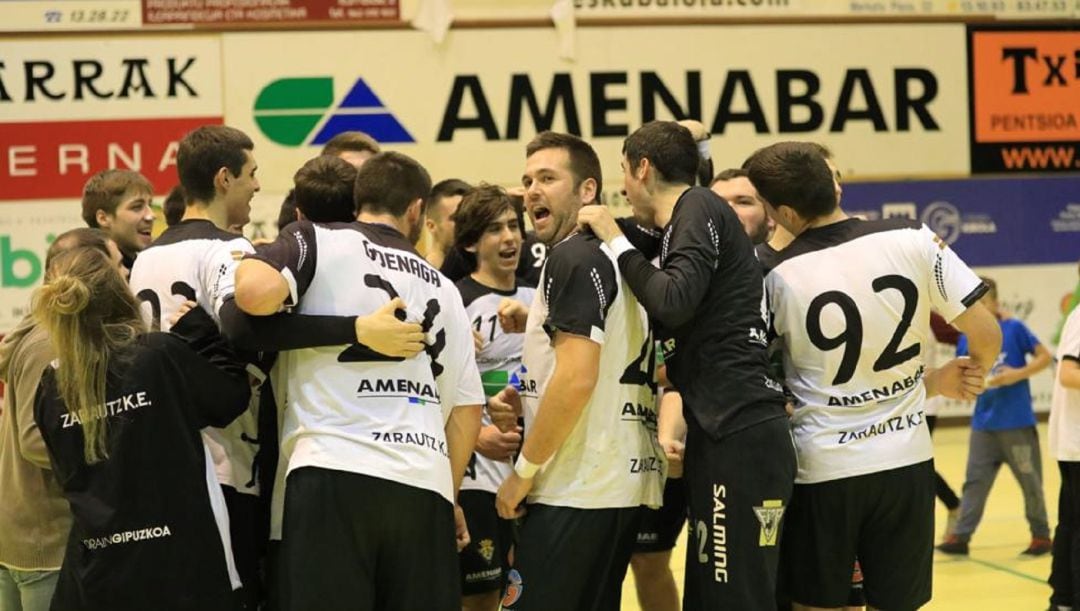 El equipo vasco, celebrando un triunfo