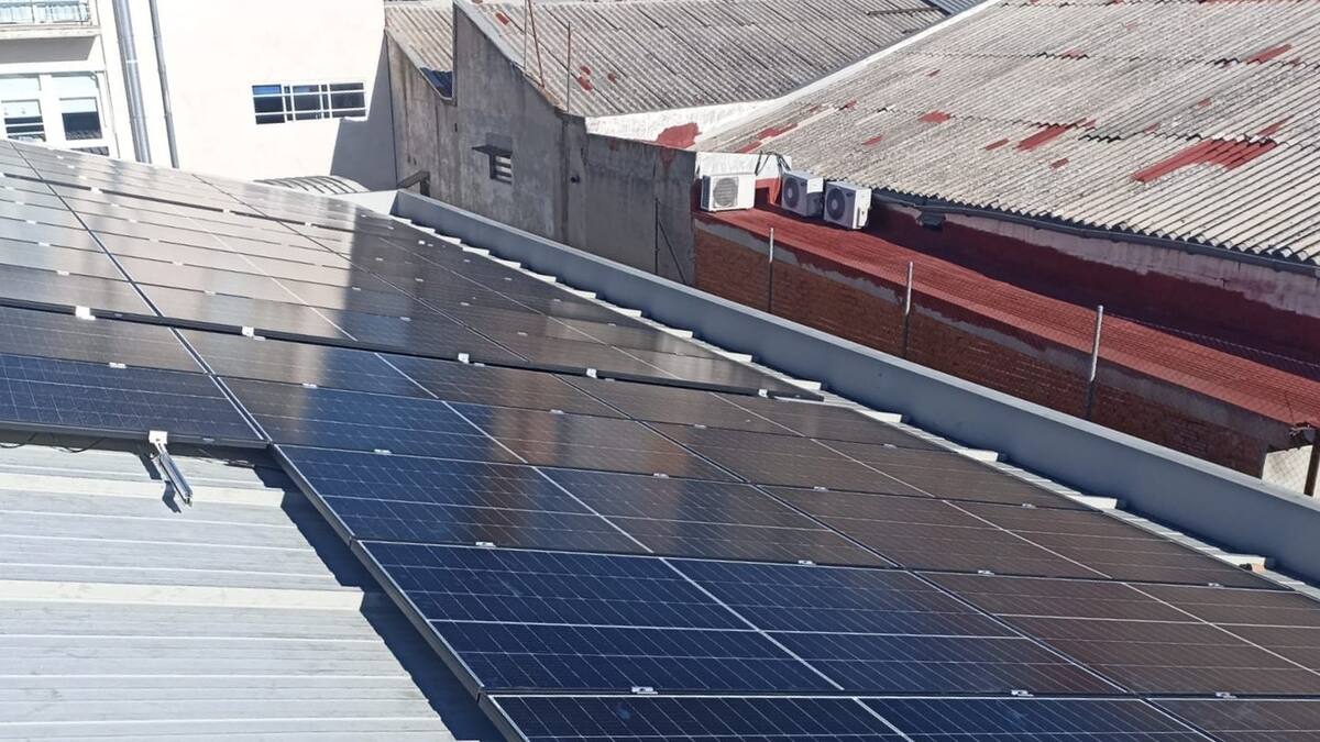 Bruno Garrido, concejal de Desarrollo Urbano de Parla, repasa la instalación de paneles solares