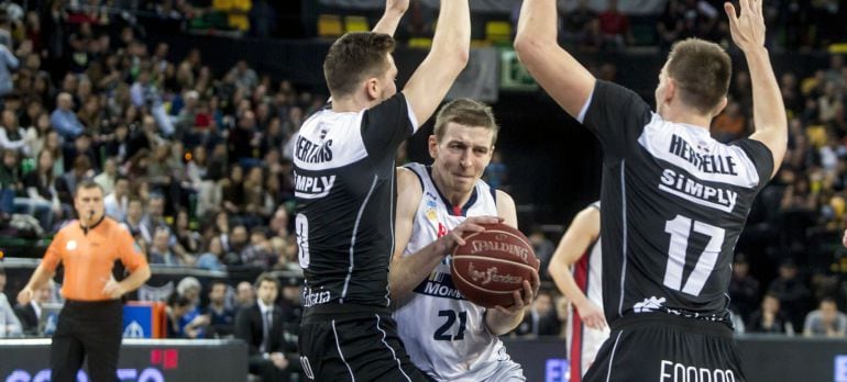 Dairis Bertans (i) y Axel Hervelle (d), del Dominion Bilbao Basket, y Adam Waczynski (c), del Rio Natura Monbus Obradoiro, durante el partido correspondiente a la decimoséptima jornada de la Liga Endesa disputado hoy entre ambos conjuntos