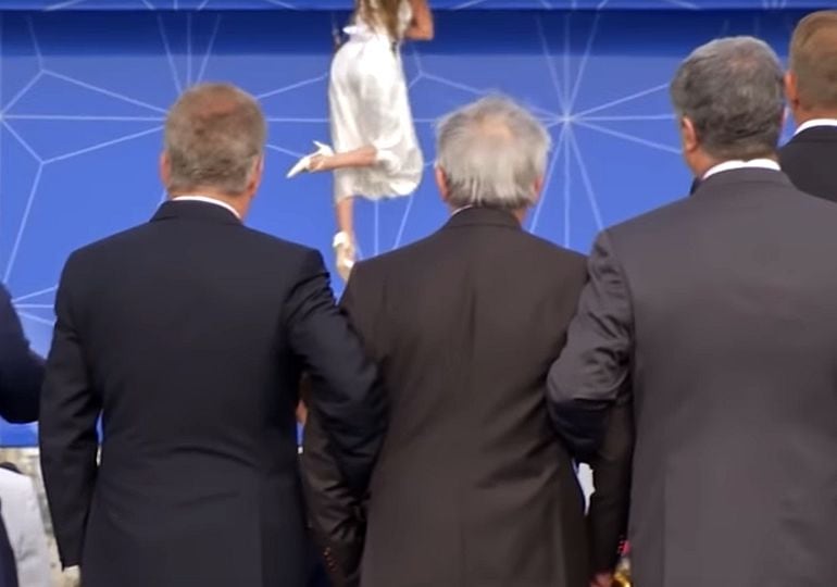 Momento del vídeo en el que dos asistentes tienen que sostener a Juncker