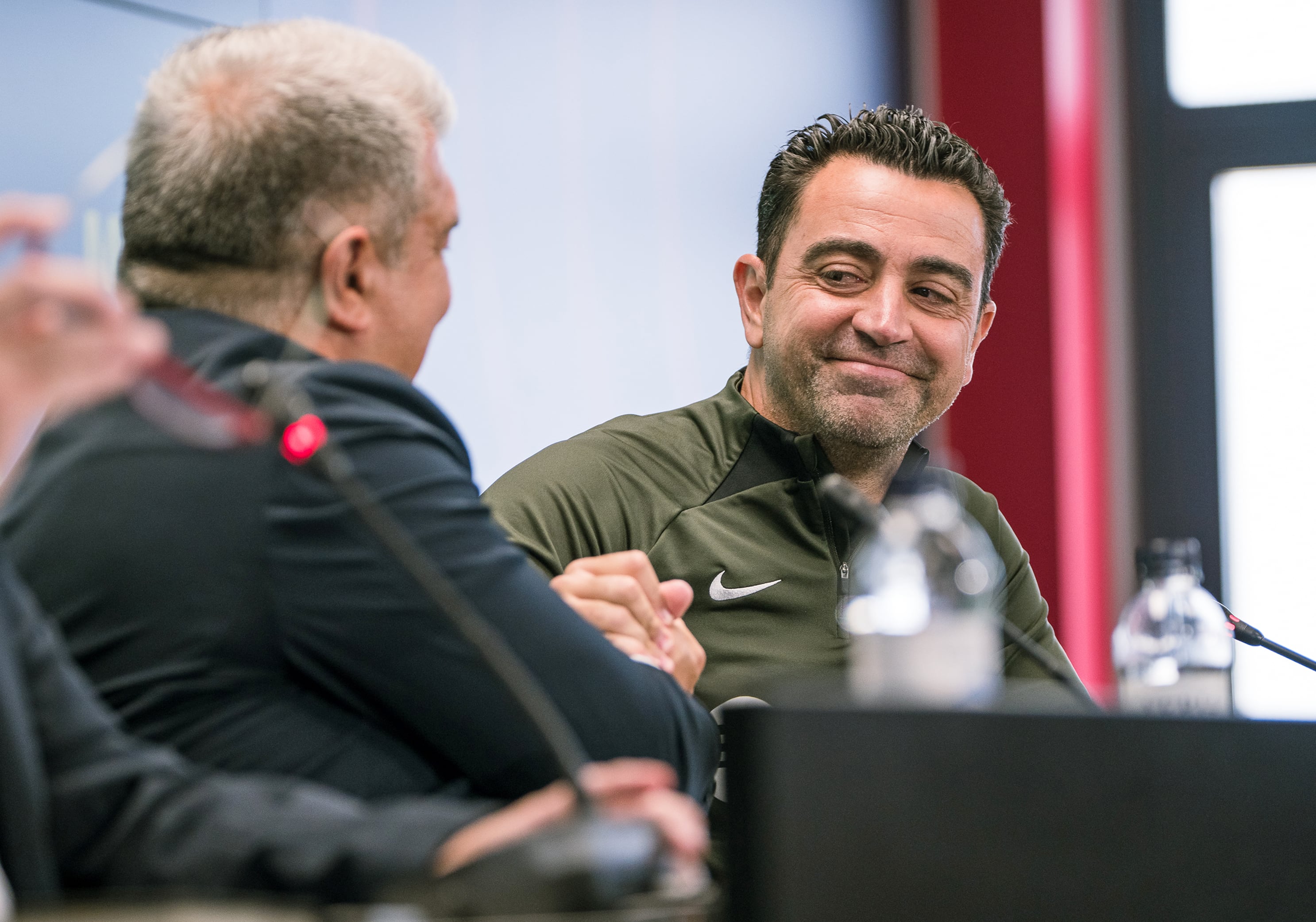 Joan Laporta y Xavi Hernández se saludan en la comparecencia conjunta de hace un mes