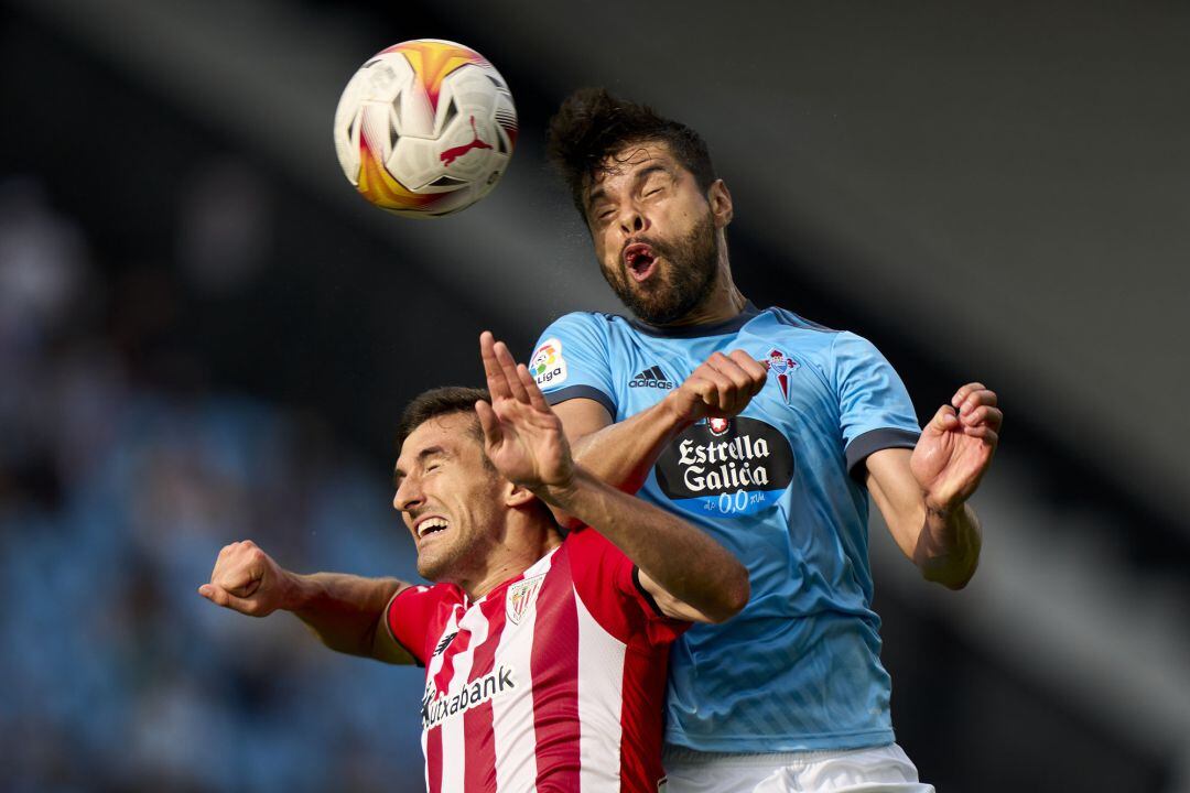 Nestor Araujo despejando