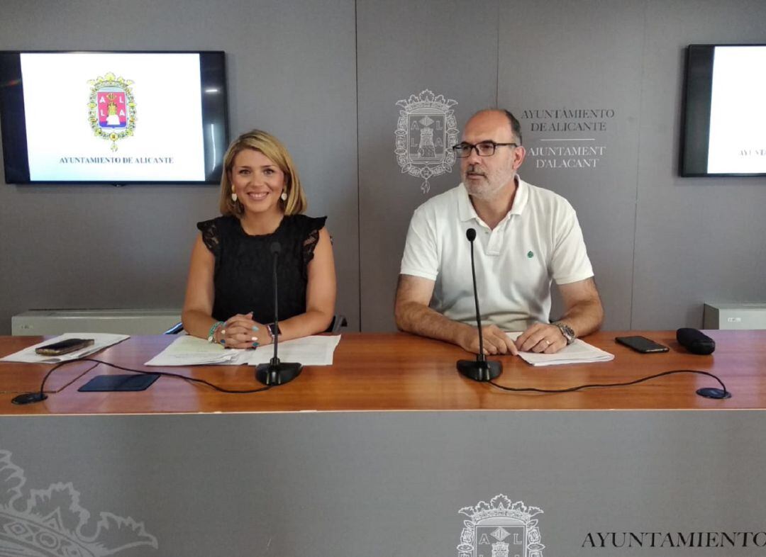 El concejal de Limpieza, Manuel Villar, y la vicealcaldesa, Mari Carmen Sánchez, en una imagen de archivo durante una rueda de prensa. 