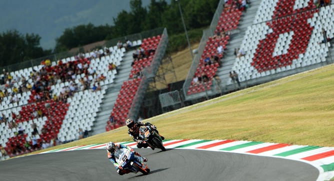 El piloto español de Moto3 del equipo Blusens Avintia, Maverick Viñales, controla su moto durante una sesión de entrenamiento en el circuito de Mugello, Italia, el día 13 de julio de 2012.