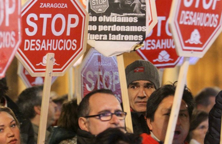 Un momento de la protesta convocada por la plataforma Stop Desahucios, ante la sede del PP, en Zaragoza (Imagen de archivo)