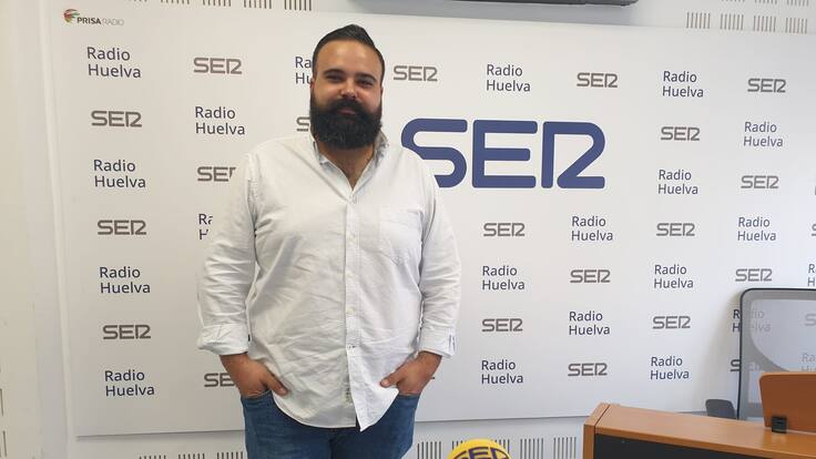 El joven imaginero Andrés Cantero se emociona viendo su trabajo y cómo agrada a sus destinatarios