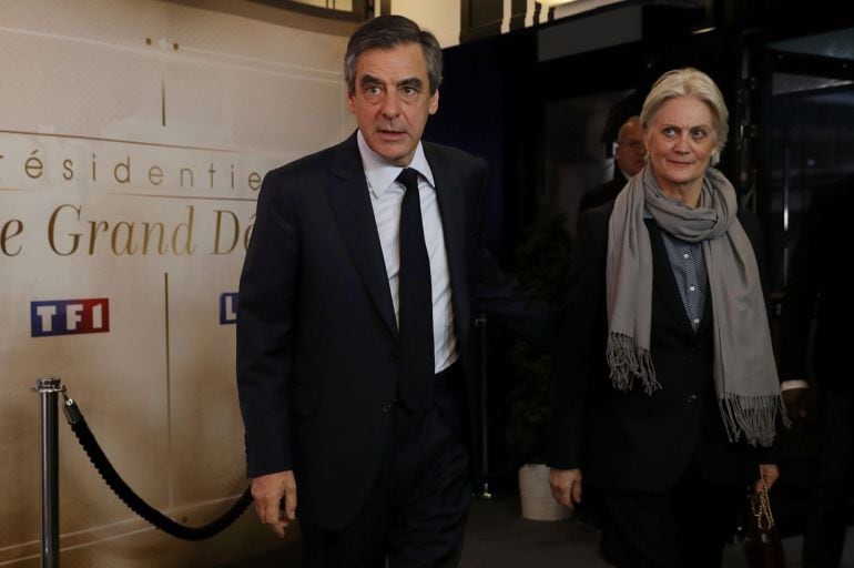 El candidato Francois Fillon junto a su esposa Penelope a su llegada a un debate televisivo 