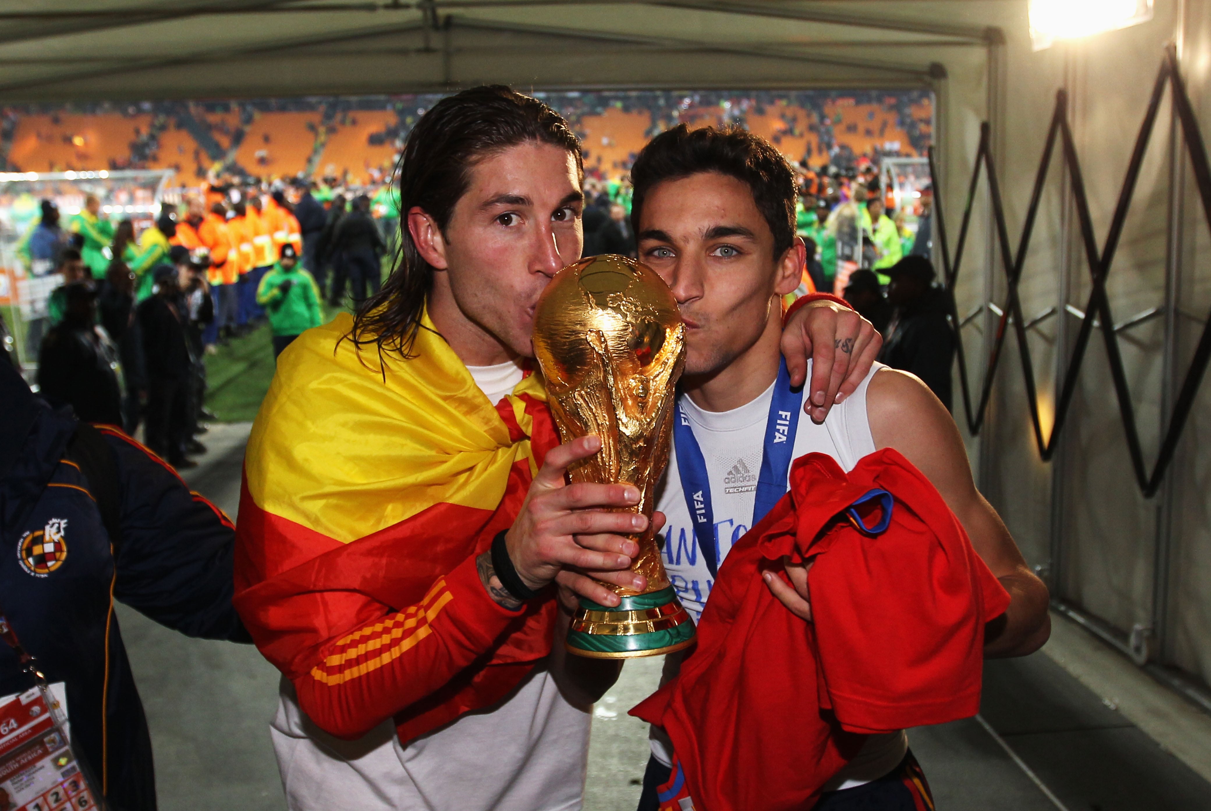 Jesús Navas y Sergio Ramos celebran la victoria en la final del Mundial 2010 de Sudáfrica