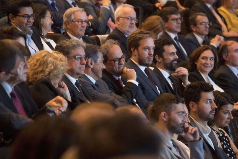 El delegat del Govern a Catalunya, Enric Millo, el president de la Generalitat, Quim Torra; el president del Grup Zeta, Antonio Asensio; el president del Parlament de Catalunya, Roger Torrent i l'alcaldessa de Barcelona, Ada Colau durant el lliurament del
