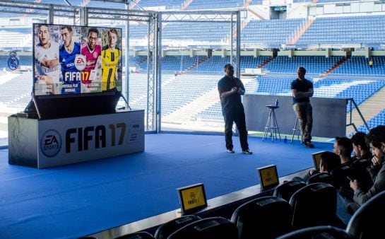 Nick Channon y Aaron McHardy durante la presentación de FIFA17