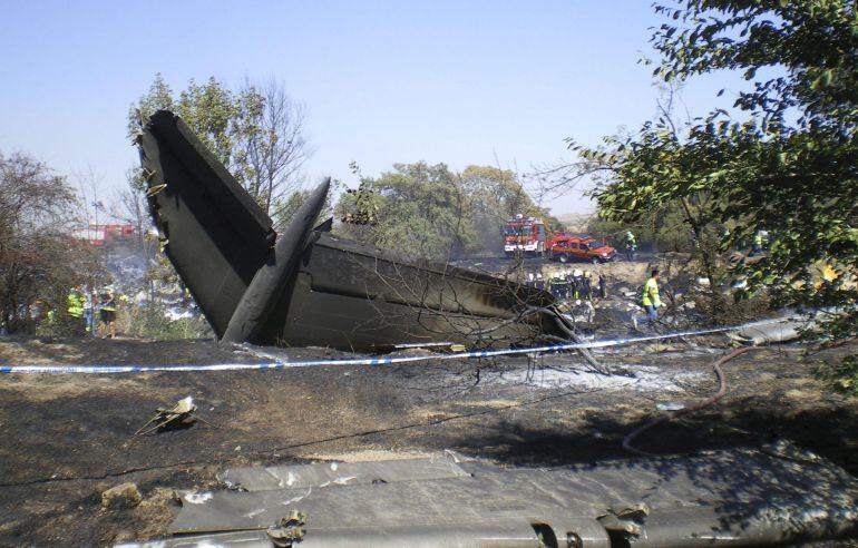 Restos del avión de Spanair siniestrado en el aeropuerto de Barajas en agosto de 2008.