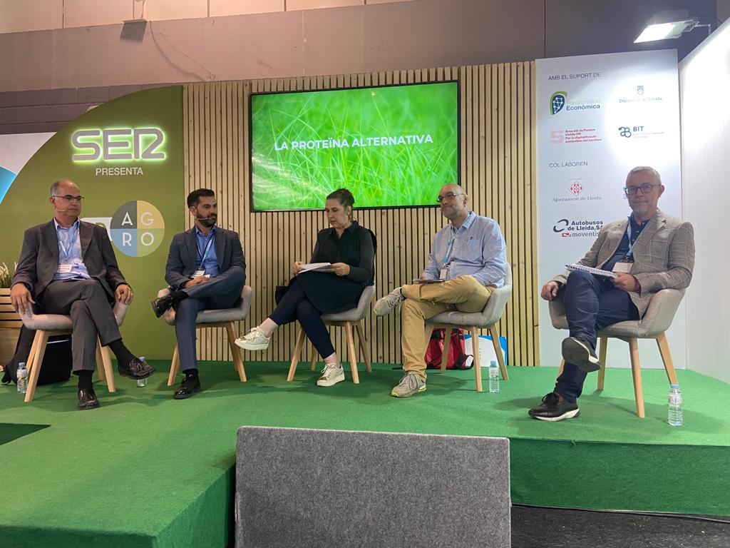 Una de les taules de debat del 6è Fòrum Agroalimentari de Ràdio Lleida a Fira de Lleida ha centrat l'atenció en la proteïna alternativa amb Fernando Ortega, Javier Cao, Mercè March, Jordi Arqué i Michael Davis.