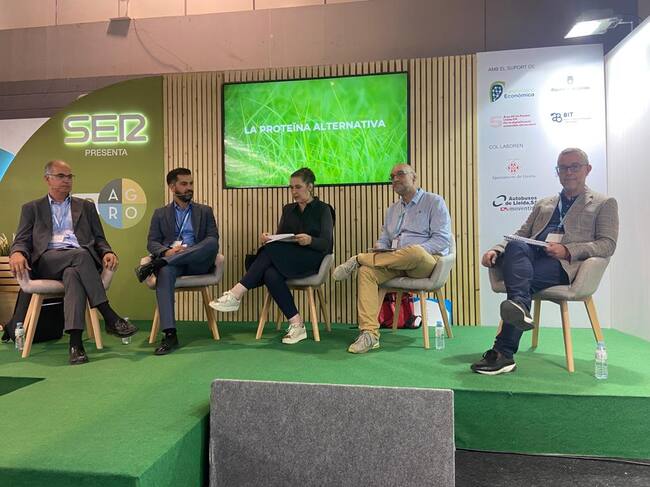 Una de les taules de debat del 6è Fòrum Agroalimentari de Ràdio Lleida a Fira de Lleida ha centrat l'atenció en la proteïna alternativa amb Fernando Ortega, Javier Cao, Mercè March, Jordi Arqué i Michael Davis.