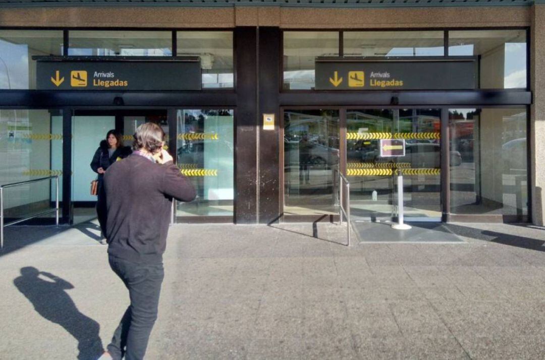 Puertas de salida del aeropuerto de Asturias. 