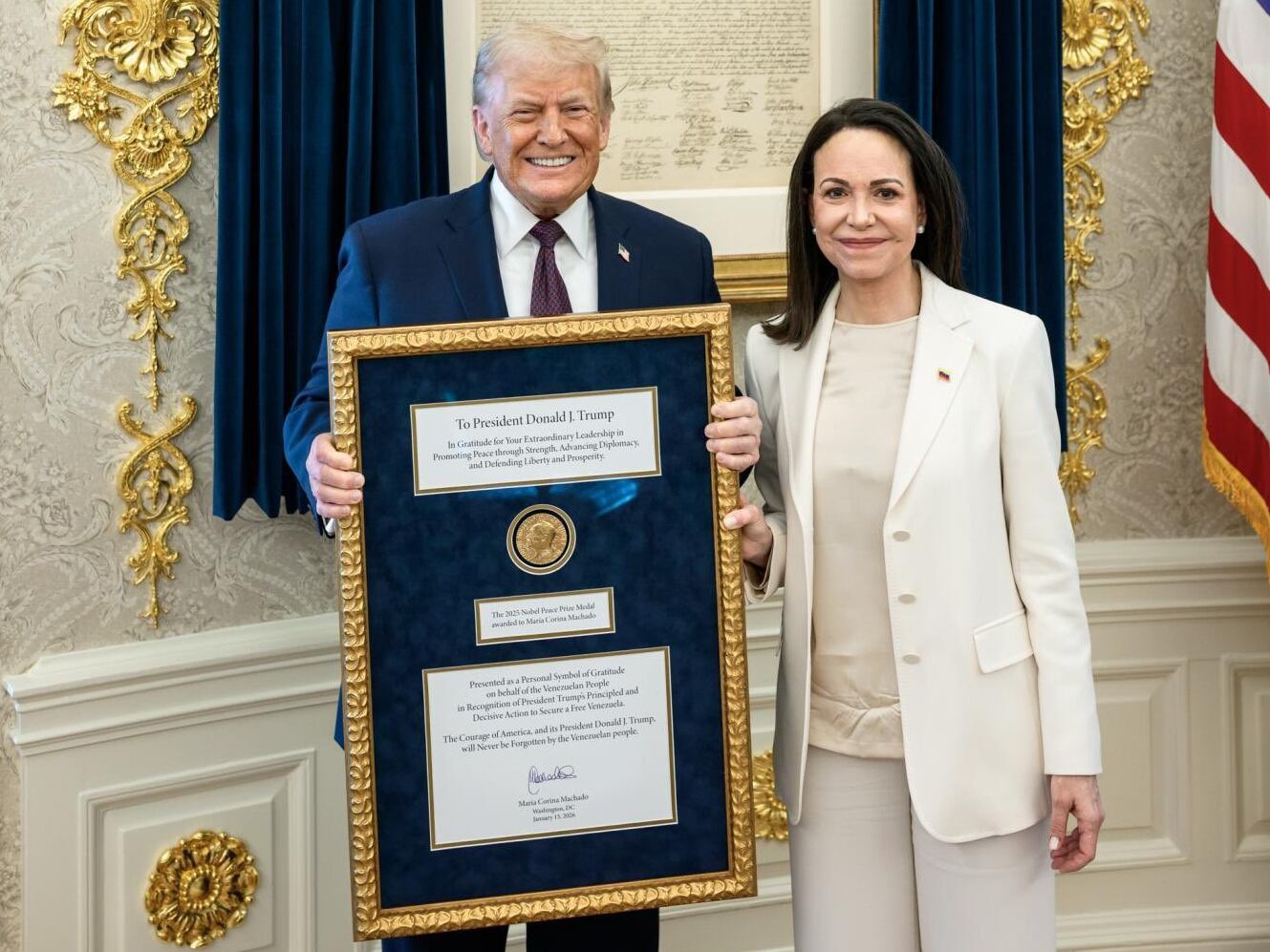 El presidente de Estados Unidos, Donald Trump, posando junto a la líder opositora venezolana María Corina Machado en Washington (EEUU). Machado ha entregado a Trump la medalla del Premio Nobel de la Paz, enmarcada con un mensaje de "gratitud" del pueblo venezolano por sus acciones para lograr "su libertad".