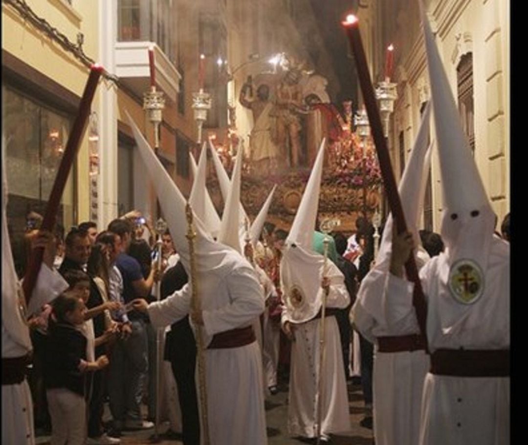 Imagen de la procesión del miércoles santo a su paso por el Pasaje de la Merced