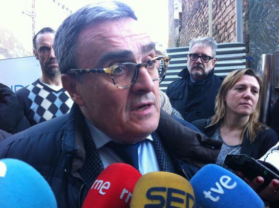 L&#039;alcalde de Lleida atenen als mitjans de comunicació després del registre simultàni de la Fiscalia Anticorrupció i l&#039;Oficina Antifrau buscant proves de possibles irregularitats