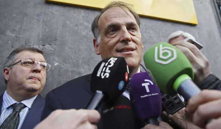 El presidente de la Liga de Fútbol Profesional, Javier Tebas, atiende a los medios a su salida esta tarde a la sede del ministerio de Educación tras asistir a la reunión celebrada esta tarde con el ministro de Cultura, José Ignacio Wert, para buscar un ac