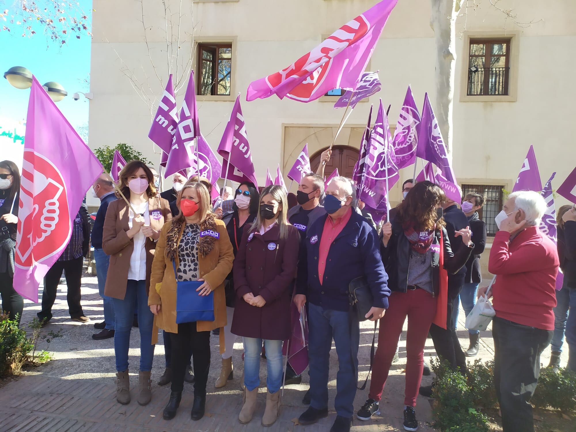 Concentración de UGT y CCOO contra la brecha salarial frente al Palacio de San Esteban (Murcia)