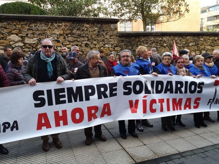 Pensionistas de Comisiones Obreras y UGT , concentrados ante la tesorería de la Seguridad social en Oviedo