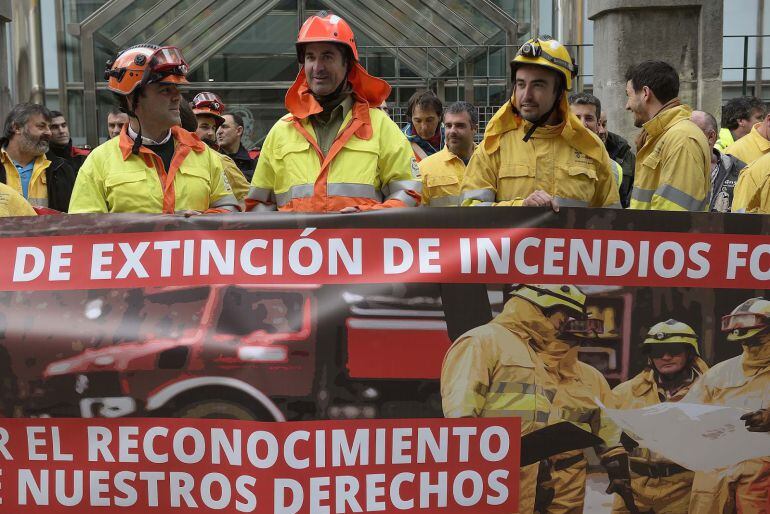 Agentes Forestales se manifiestan frente a la sede del ejecutivo.