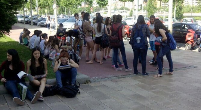 A Lleida, els estudiants descansen entre prova i prova de la selectivitat