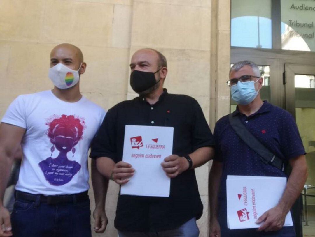 Manolo Copé, en el centro de la inagen sosteniendo la denuncia, el día que acudió a Fiscalía