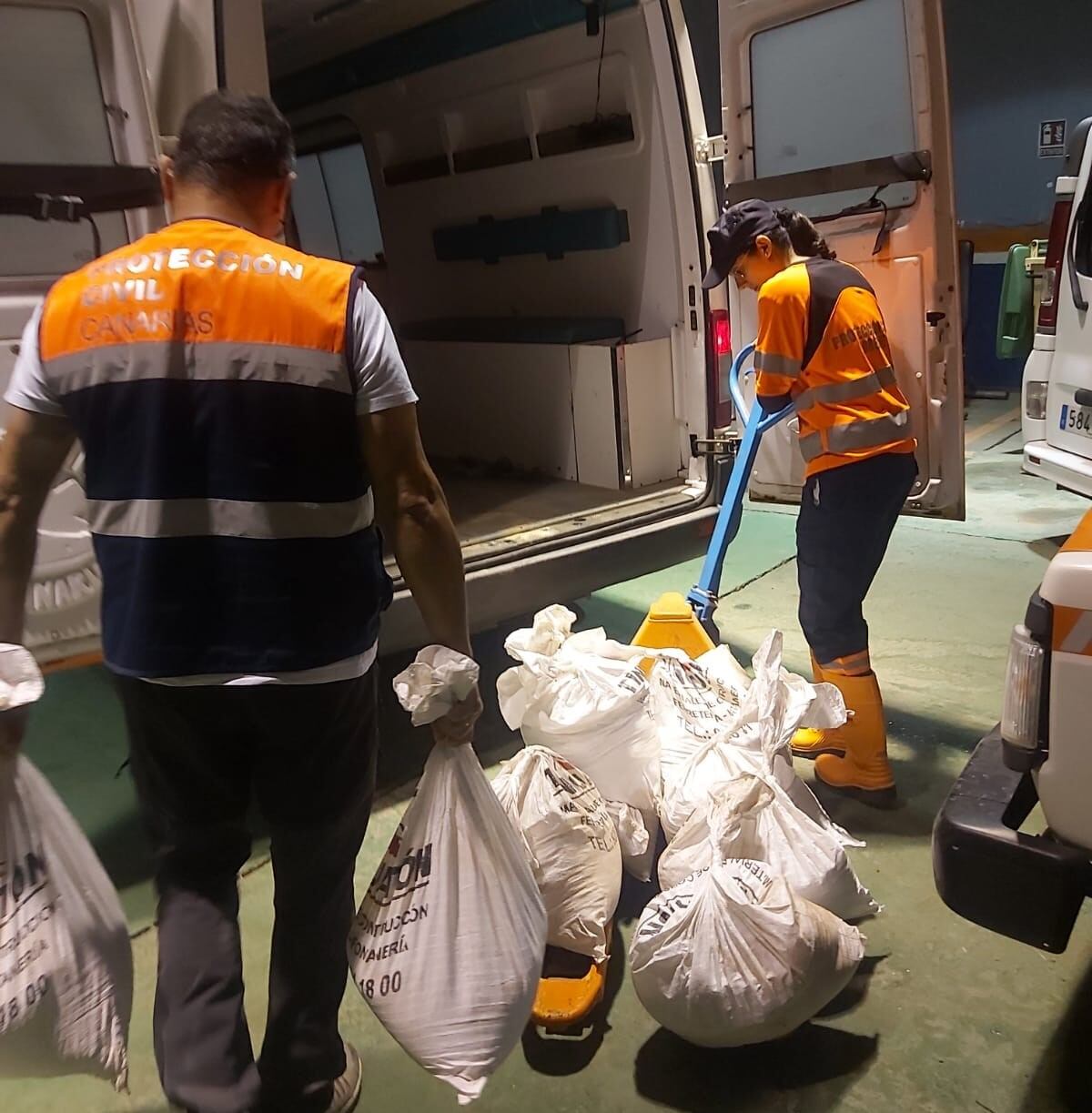 Traslado de bolsas a zonas críticas de la ciudad de Arrecife.