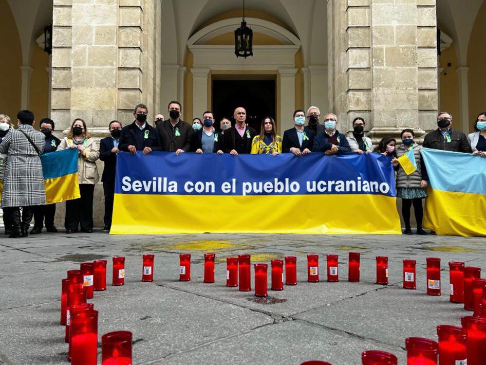 Concentración ante el Ayuntamiento de Sevilla en solidaridad con Ucrania